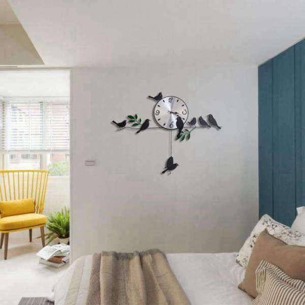 Veggklokke med fugler på gren