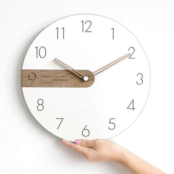 Minimalistisk hvit design veggklokke i tre