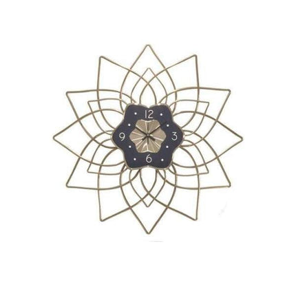 Stor metall veggklokke med blomsterdesign