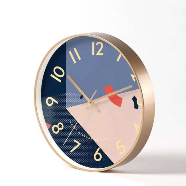Retro veggklokke med fargerikt mønster