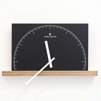 Minimalistisk veggklokke i halvsirkel design