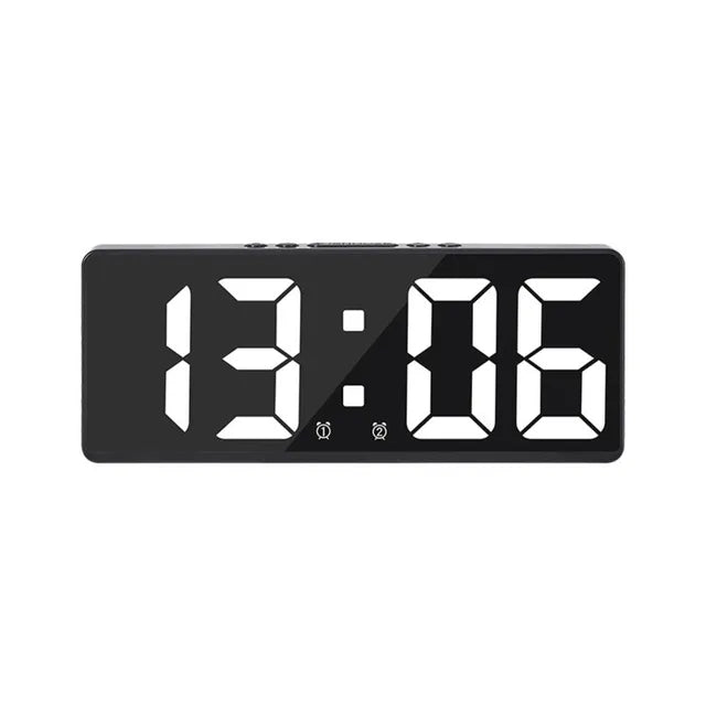 Liten digital bordklokke med alarm