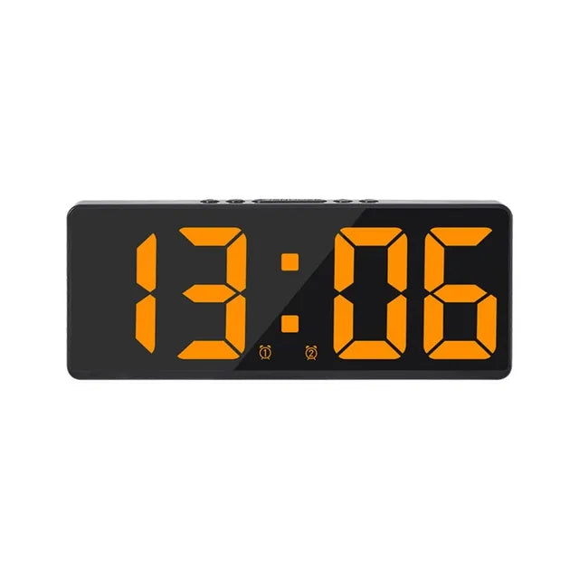 Liten digital bordklokke med alarm