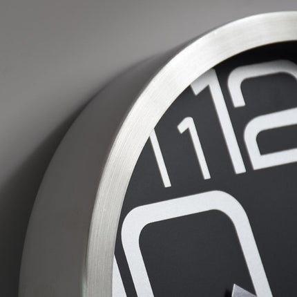 Enkel veggklokke med ramme i stål