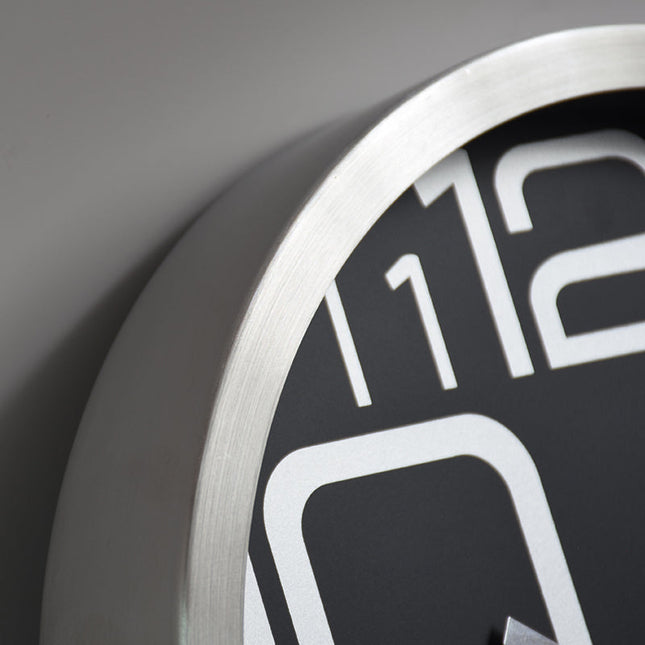 Enkel veggklokke med ramme i stål