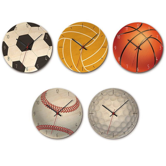 Veggklokke i tre med fotballmotiv