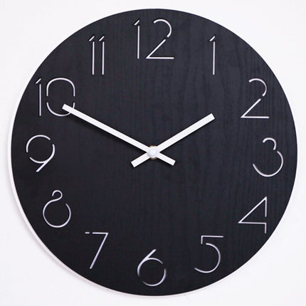 Svart veggklokke i tre med utskårne tall