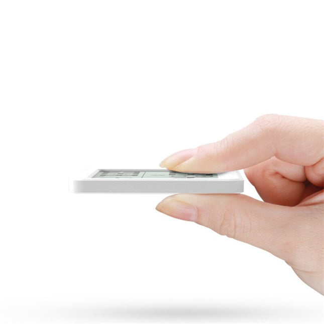 Hvit digital klokke med termometer