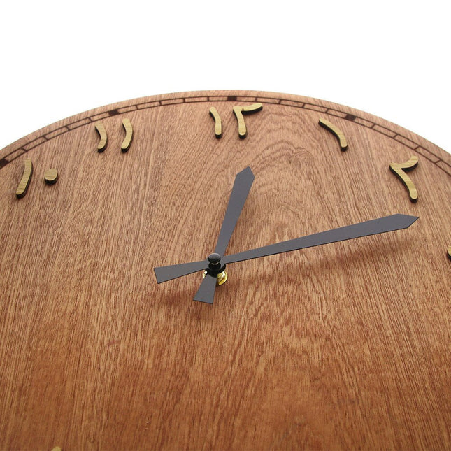 Veggklokke i tre med arabiske tall