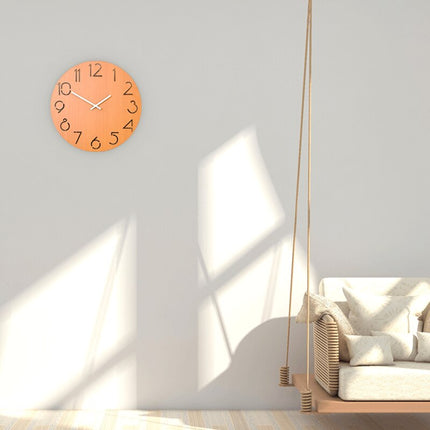 Svart veggklokke i tre med utskårne tall