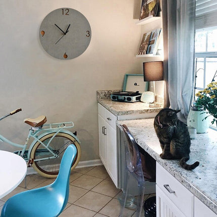 Minimalistisk veggklokke i grå betonglook