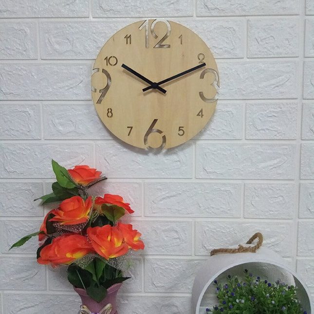 Veggklokke i tre med store tall