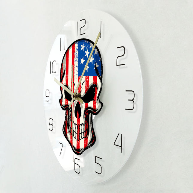 Veggklokke med hodeskalle og amerikansk flagg