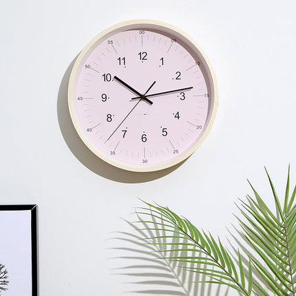 Nordisk veggklokke med ramme i lyst tre