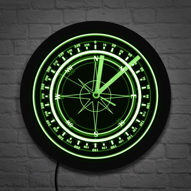 LED-veggklokke med lysende kompassdesign