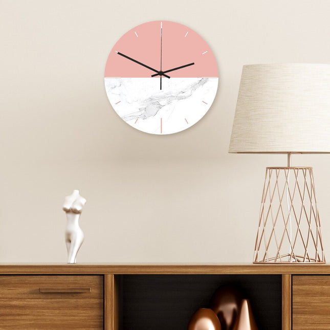 Moderne veggklokke med todelt marmordesign