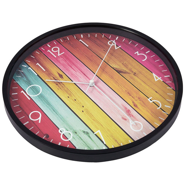 Fargerik veggklokke med treplankedesign