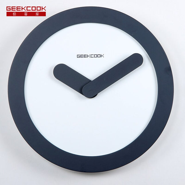 Minimalistisk veggklokke med tykke visere