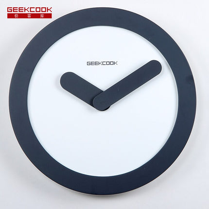 Minimalistisk veggklokke med tykke visere