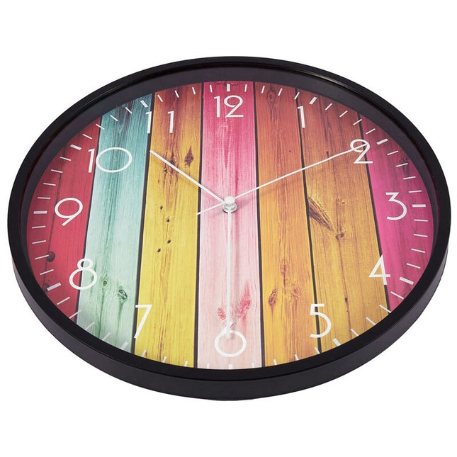 Fargerik veggklokke med treplankedesign