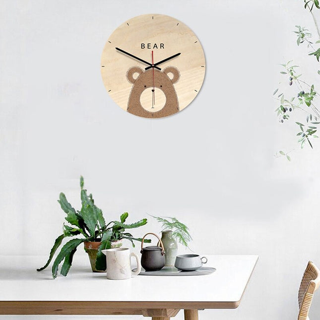 Veggklokke i tre med bjørnemotiv