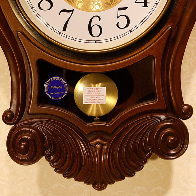 Antikk veggklokke i tre med pendel