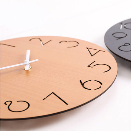 Svart veggklokke i tre med utskårne tall