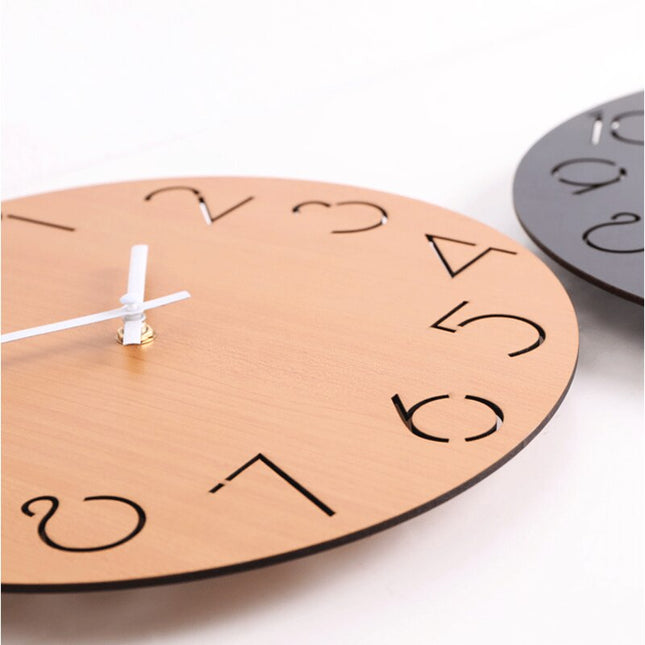 Svart veggklokke i tre med utskårne tall