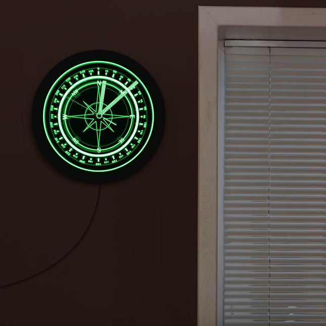 LED-veggklokke med lysende kompassdesign