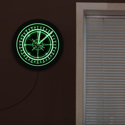 LED-veggklokke med lysende kompassdesign