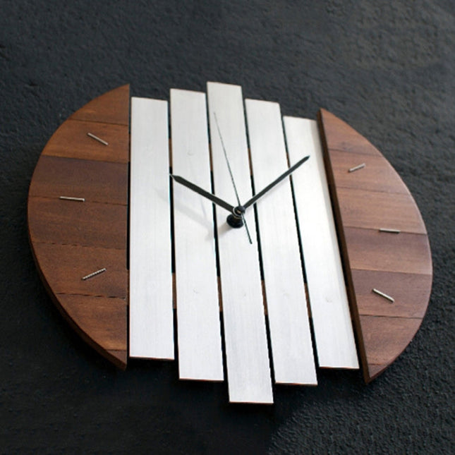 Moderne todelt veggklokke i tre