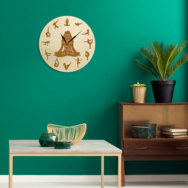 Veggklokke i tre med yogaposisjoner