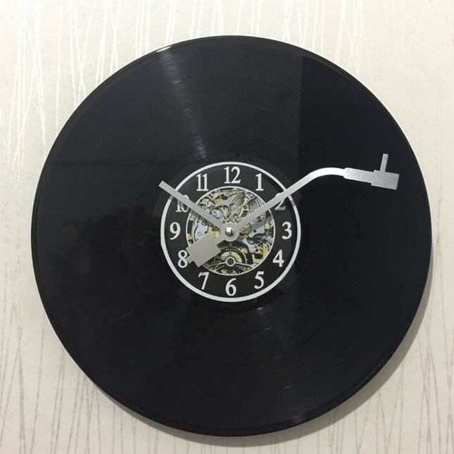 Veggklokke formet som en vinylplatespiller