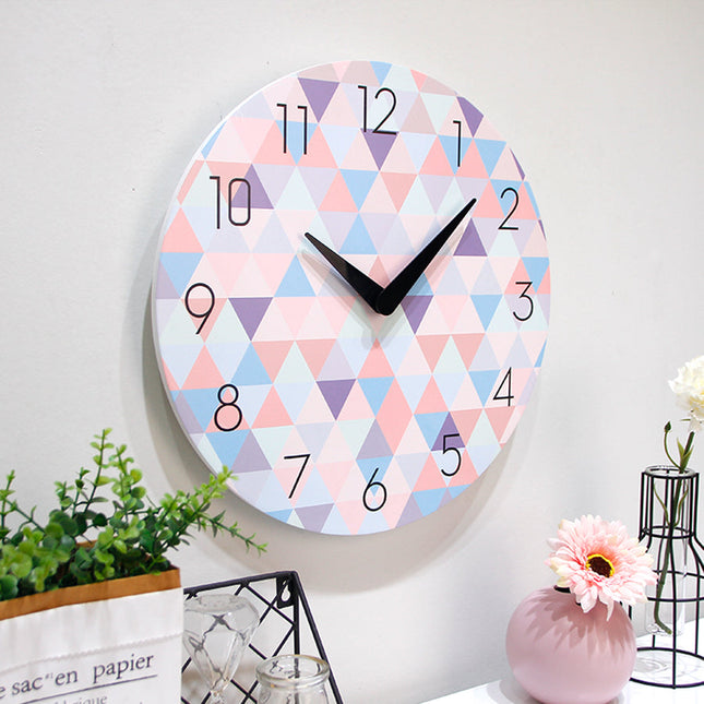 Design veggklokke med geometrisk mønster