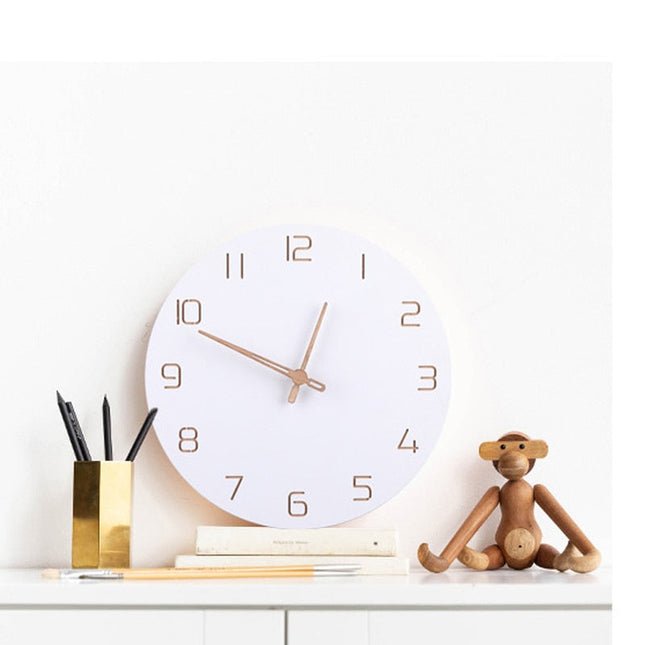 Helhvit minimalistisk veggklokke i tre