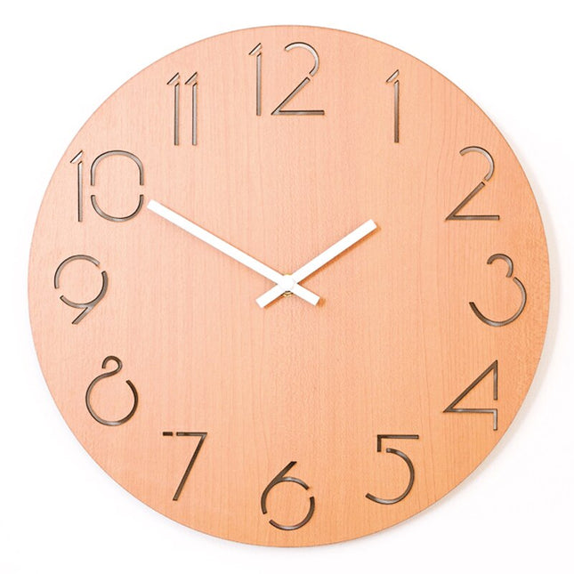 Svart veggklokke i tre med utskårne tall