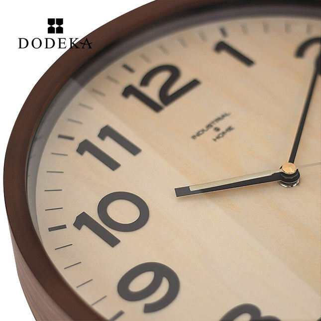 Klassisk veggklokke i tre med glass