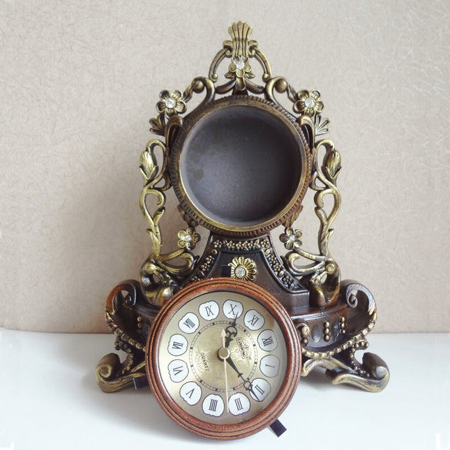 Vintage bordklokke med gullfargede detaljer