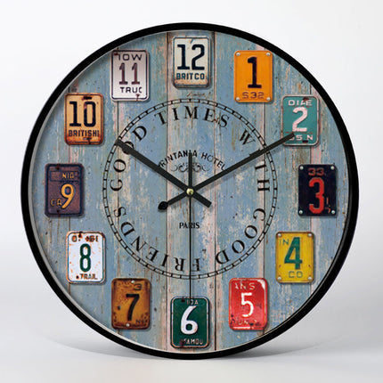 Industriell veggklokke med bilskilt-design