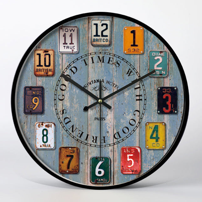 Industriell veggklokke med bilskilt-design