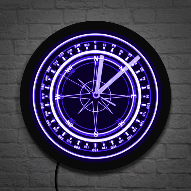 LED-veggklokke med lysende kompassdesign