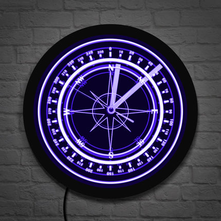 LED-veggklokke med lysende kompassdesign