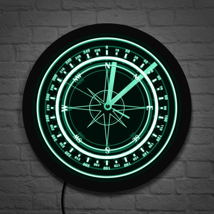 LED-veggklokke med lysende kompassdesign
