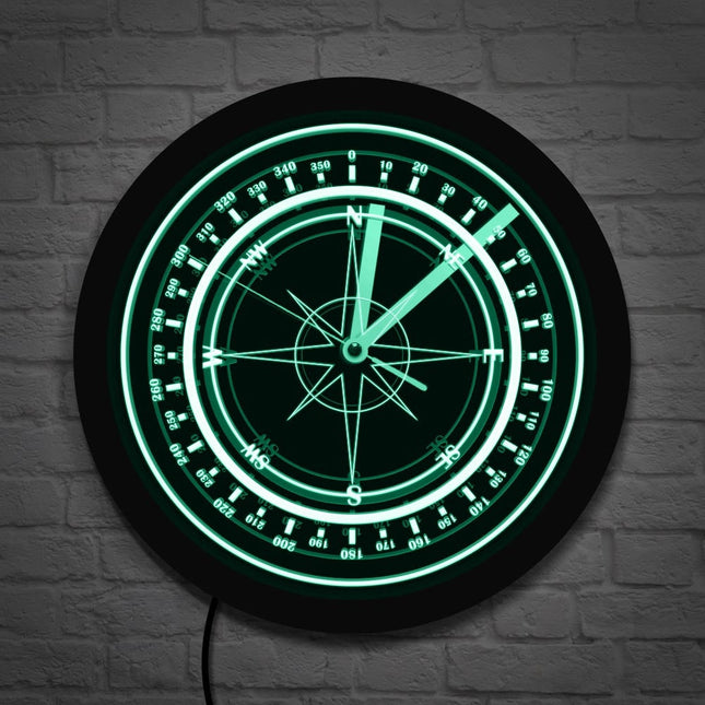 LED-veggklokke med lysende kompassdesign