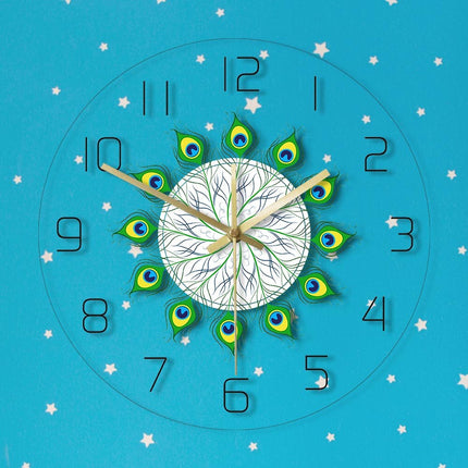 Elegant veggklokke med påfuglfjær-design