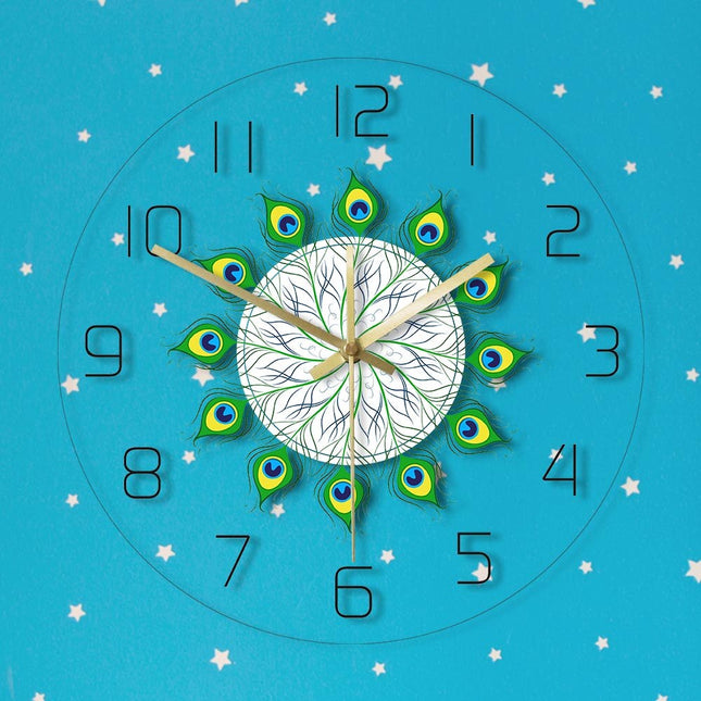 Elegant veggklokke med påfuglfjær-design