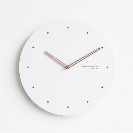 Minimalistisk hvit skandinavisk veggklokke