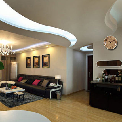 Veggklokke i tre med uthevede tall