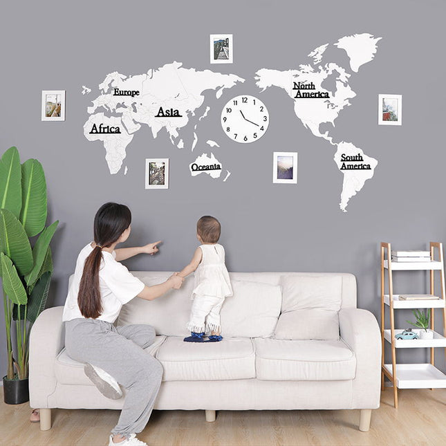Veggklokke med verdenskart som klistremerke
