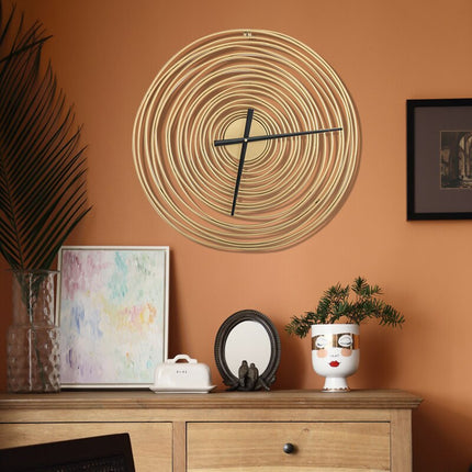 Stor veggklokke med spiraldesign i gull